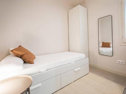 Bedroom of Apartment to share in  Barcelona Capital  with Air Conditioner, Heating and Oven