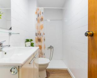 Bathroom of Apartment to share in Mislata  with Air Conditioner