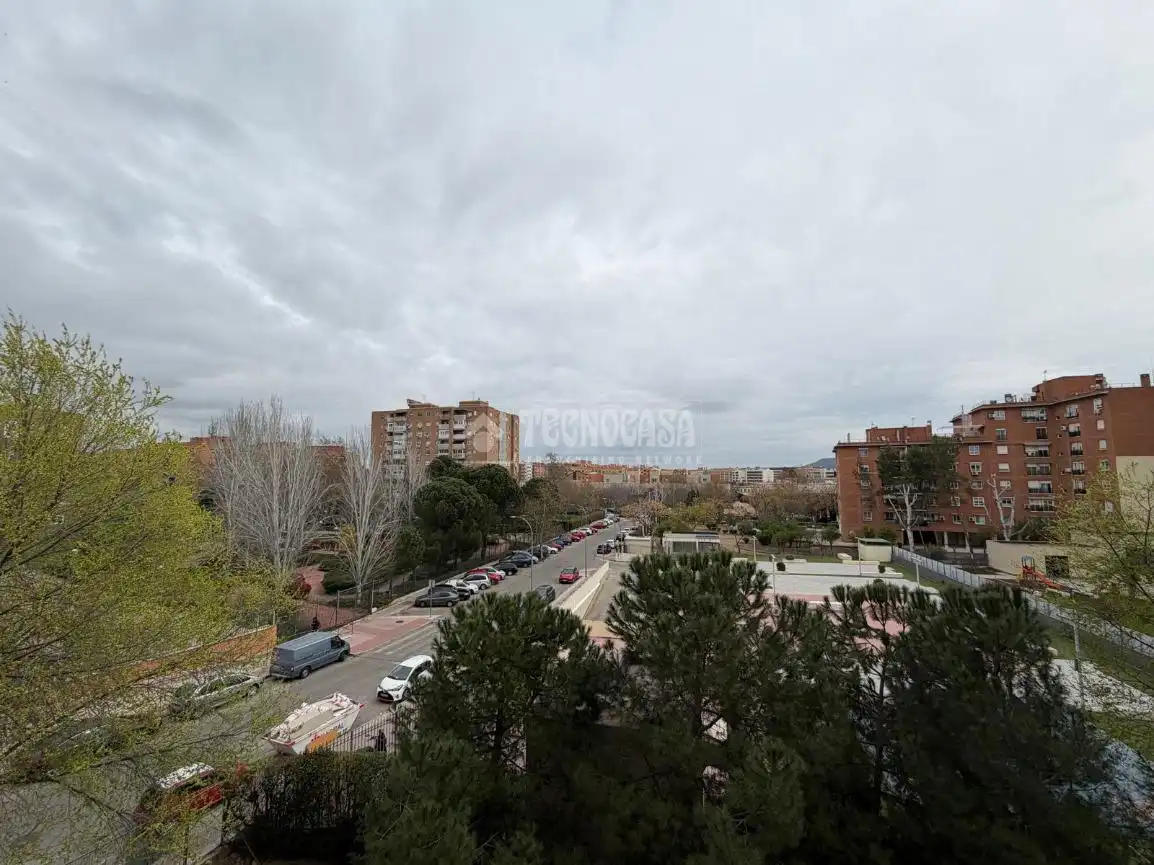Vista exterior de Piso en venta en Torrejón de Ardoz con Terraza y Piscina comunitaria