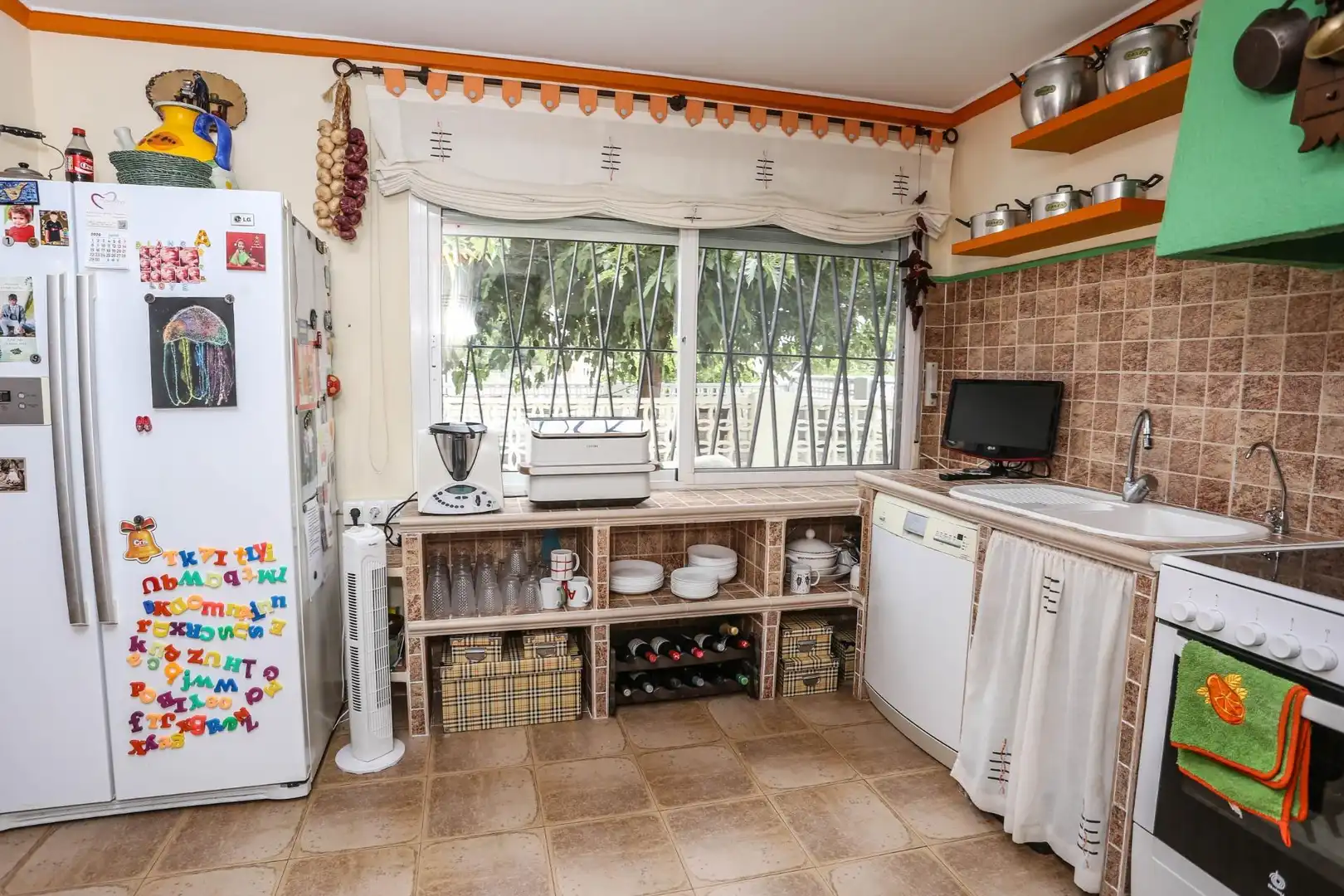 Cuina de Casa o xalet en venda en Elda amb Aire condicionat, Calefacció i Jardí privat