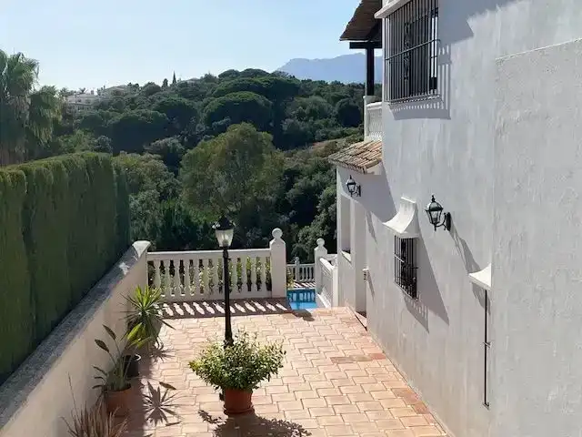 Vista exterior de Casa o xalet en venda en Marbella amb Aire condicionat i Piscina