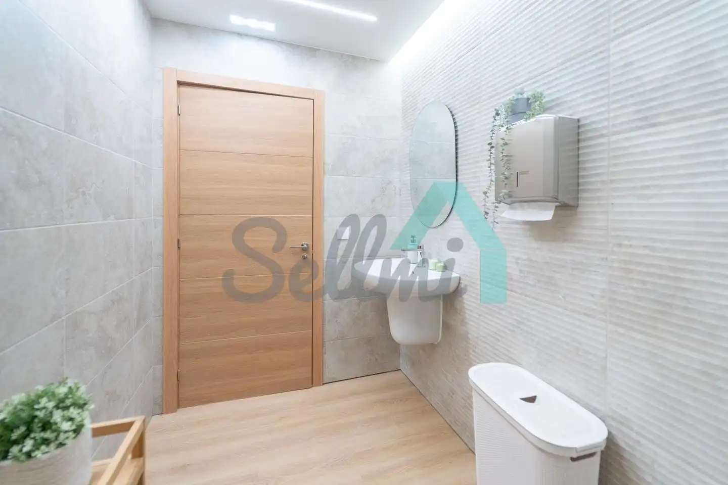 Bathroom of Office for rent in Ribera de Arriba  with Air Conditioner and Furnished