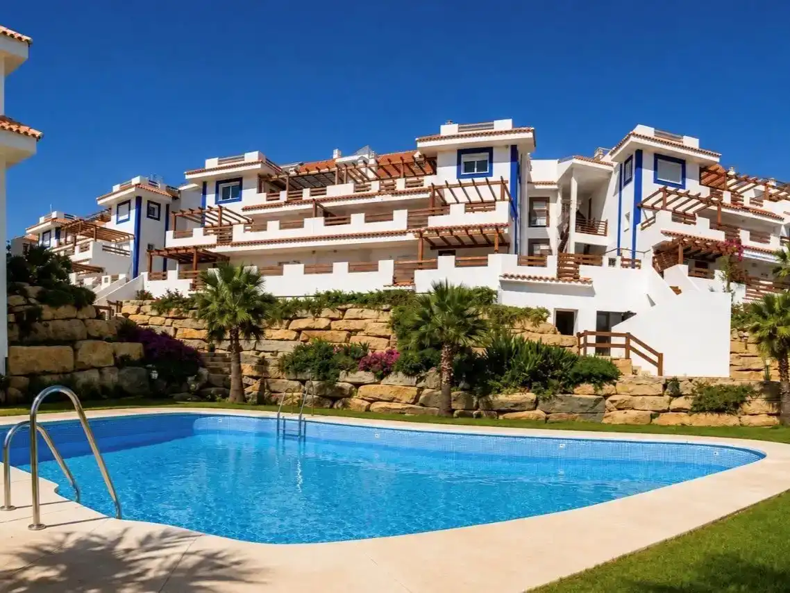 Vista exterior de Àtic en venda en Manilva amb Piscina i Balcó
