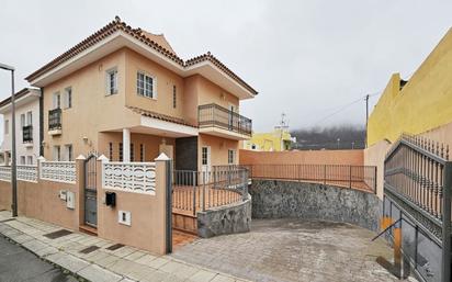 Außenansicht von Einfamilien-Reihenhaus zum verkauf in San Cristóbal de la Laguna mit Terrasse und Balkon