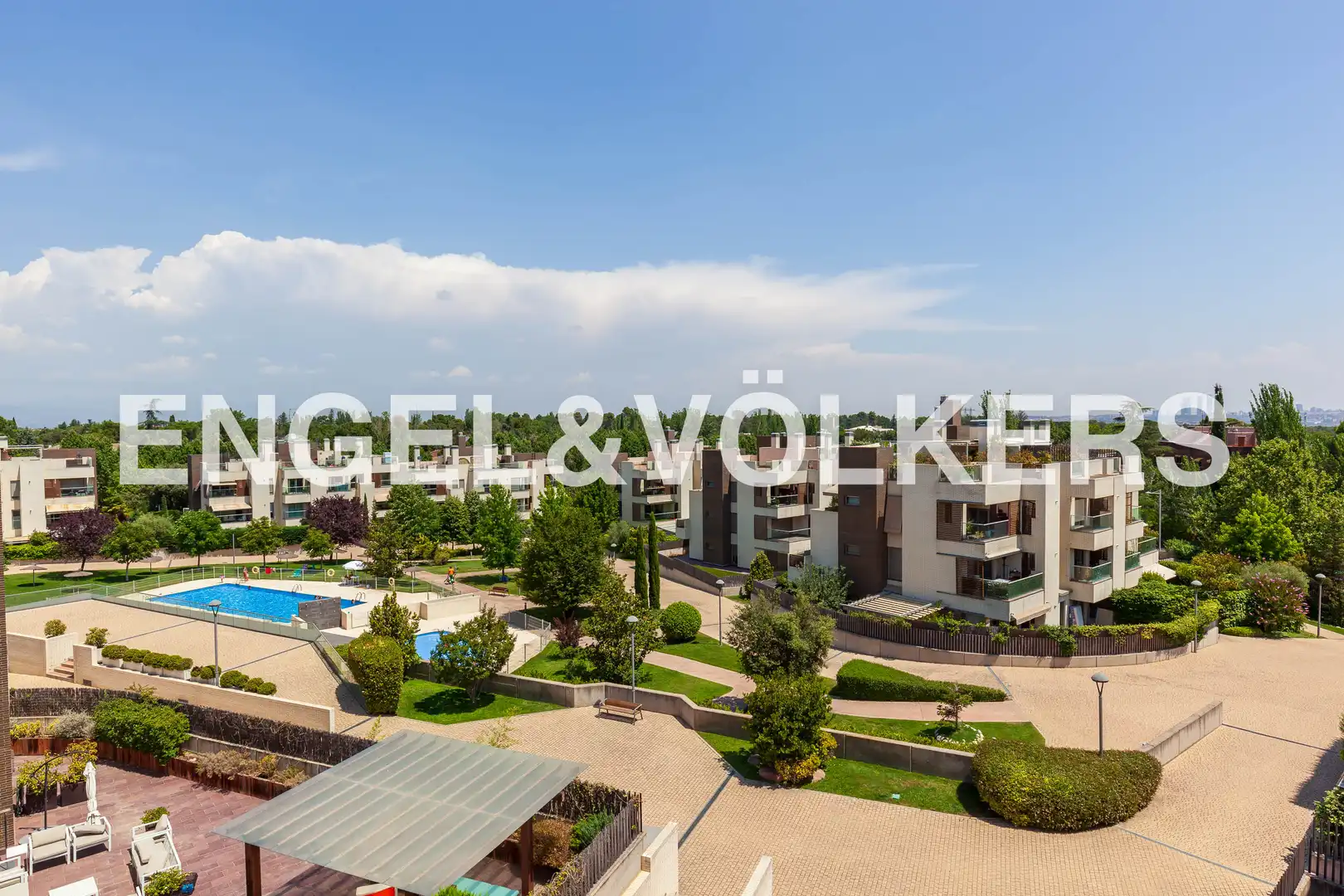 Vista exterior de Ático de alquiler en Pozuelo de Alarcón con Calefacción, Jardín privado y Terraza