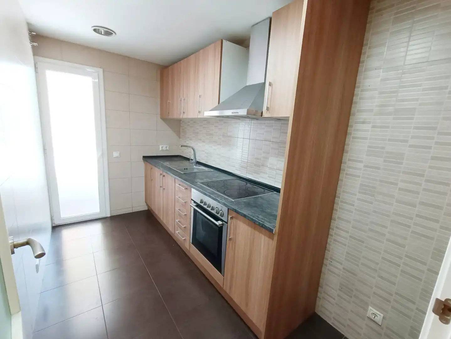 Küche von Erdgeschoss zum Verkauf in Badalona mit Heizung, Parkett und Balkon