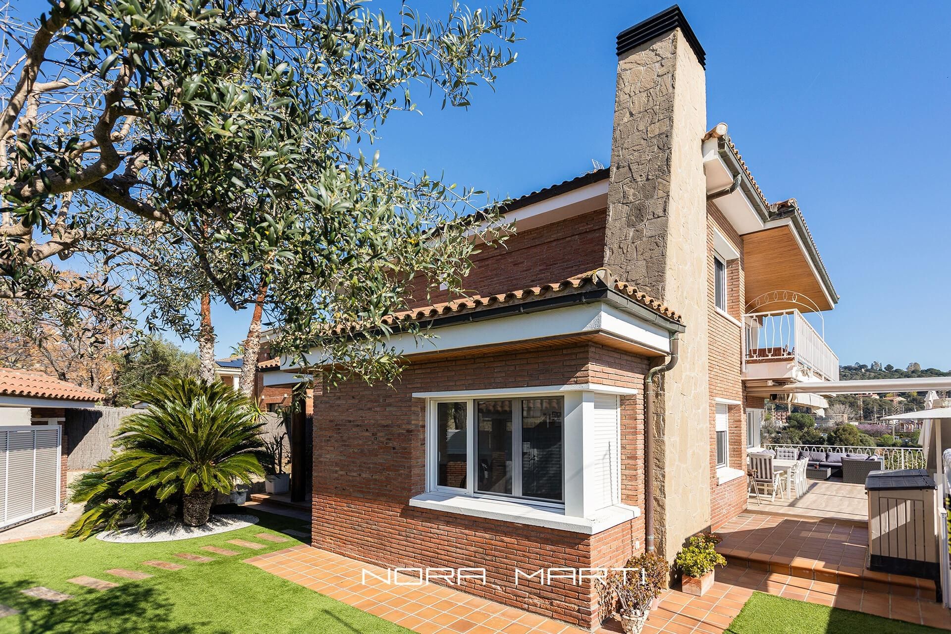 Vista exterior de Casa o chalet en venta en Sant Just Desvern con Jardín privado, Terraza y Piscina