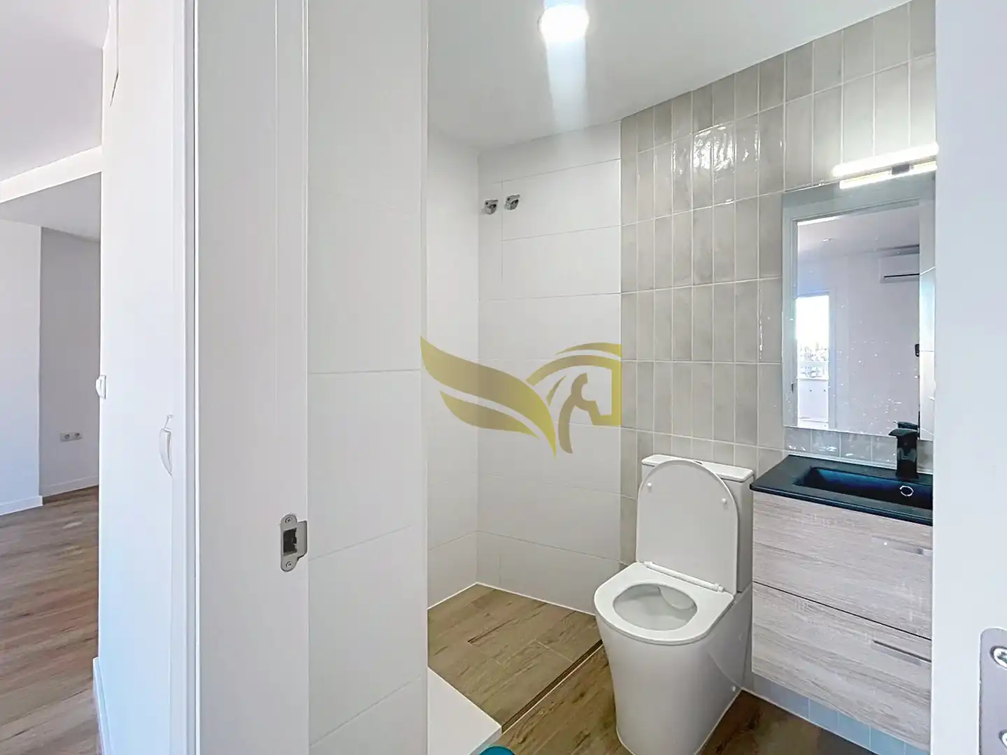 Bathroom of Attic for sale in Sevilla  with Air Conditioner, Heating and Terrace