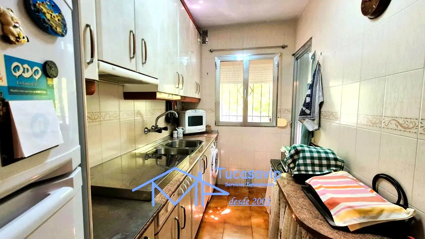 Cuina de Casa adosada en venda en Pelayos de la Presa amb Calefacció, Jardí privat i Terrassa