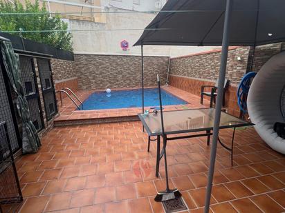 Piscina de Casa adosada en venda en Peligros amb Aire condicionat, Terrassa i Piscina