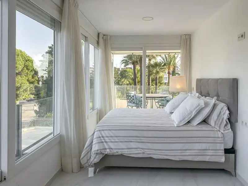 Schlafzimmer von Wohnungen zur Miete in Marbella mit Klimaanlage, Heizung und Privatgarten