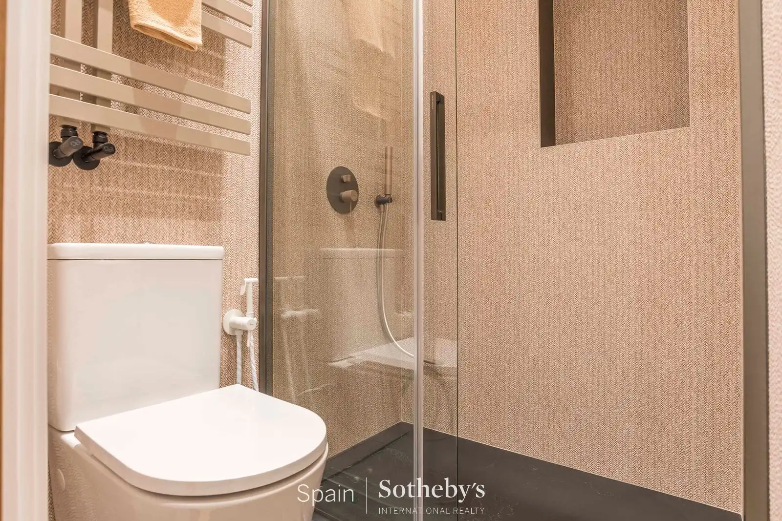 Bathroom of Apartments for sale in Madrid  with Air Conditioner
