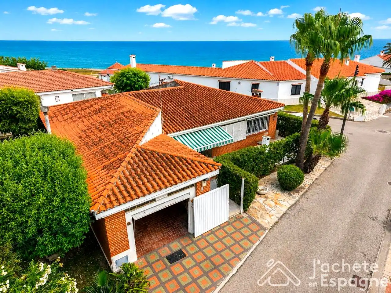 Vista exterior de Casa o xalet en venda en Vinaròs amb Aire condicionat, Calefacció i Jardí privat