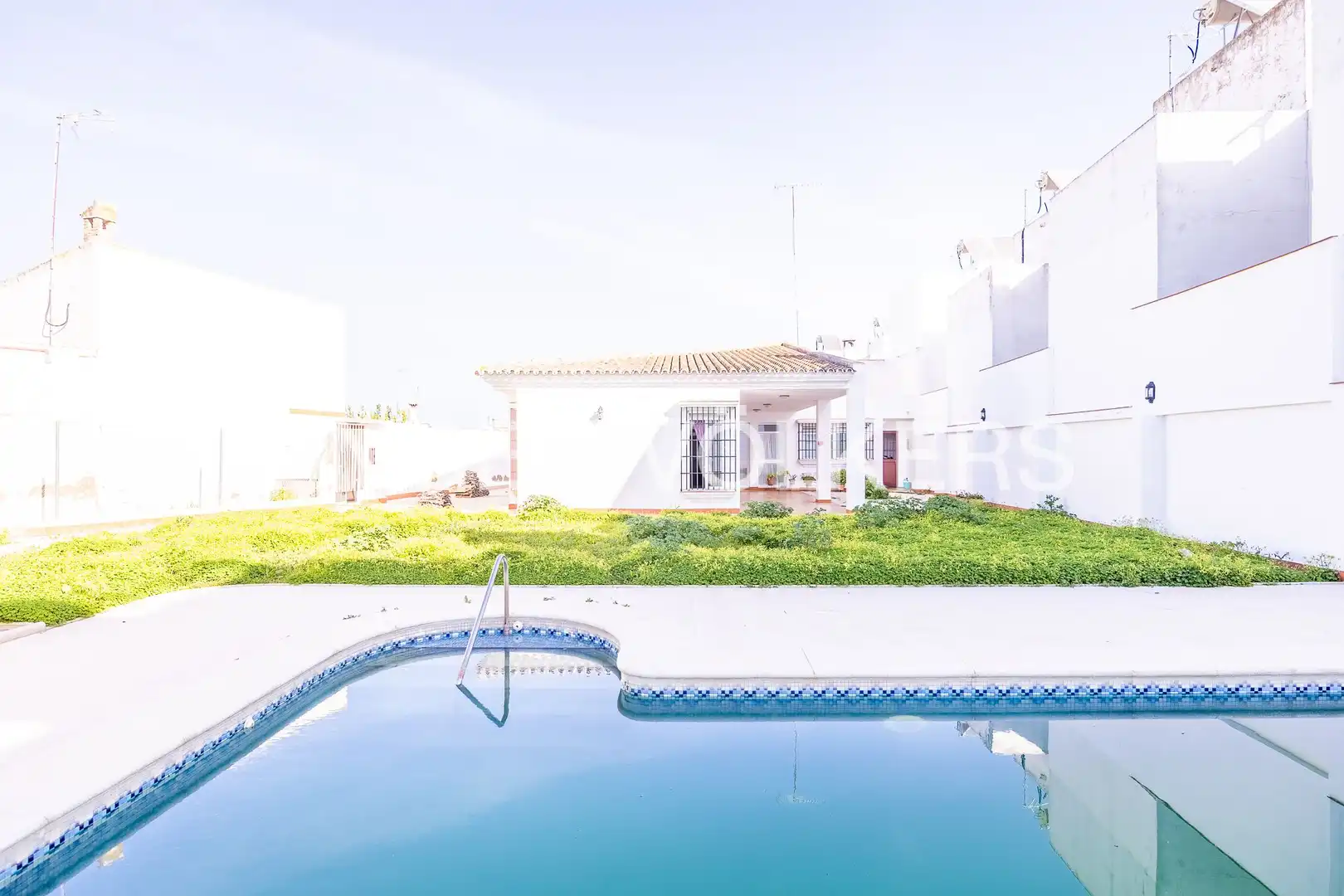 Vista exterior de Casa o xalet en venda en Albaida del Aljarafe amb Aire condicionat, Calefacció i Jardí privat
