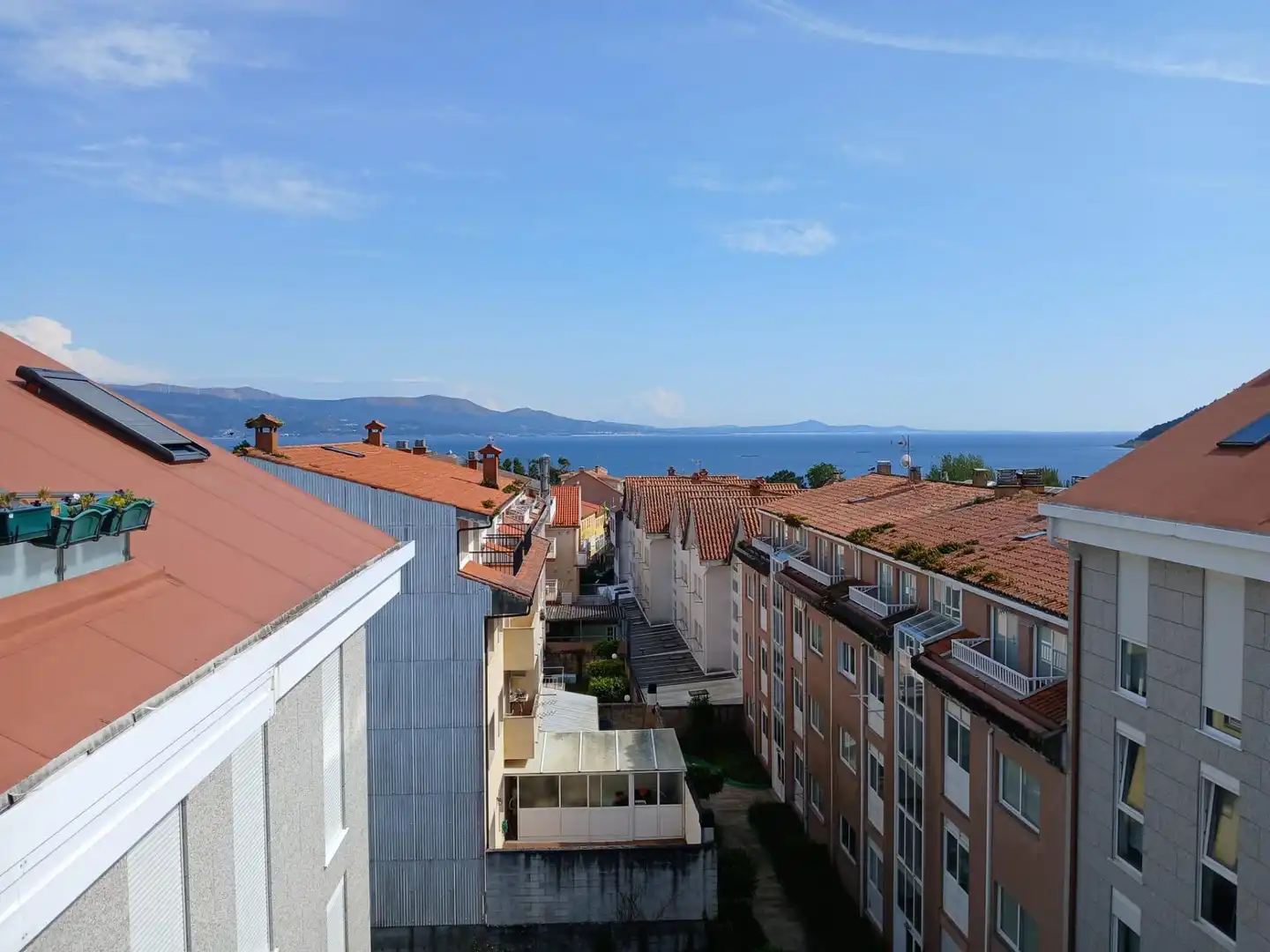 Außenansicht von Wohnung zum Verkauf in Muros mit Heizung, Terrasse und Abstellraum