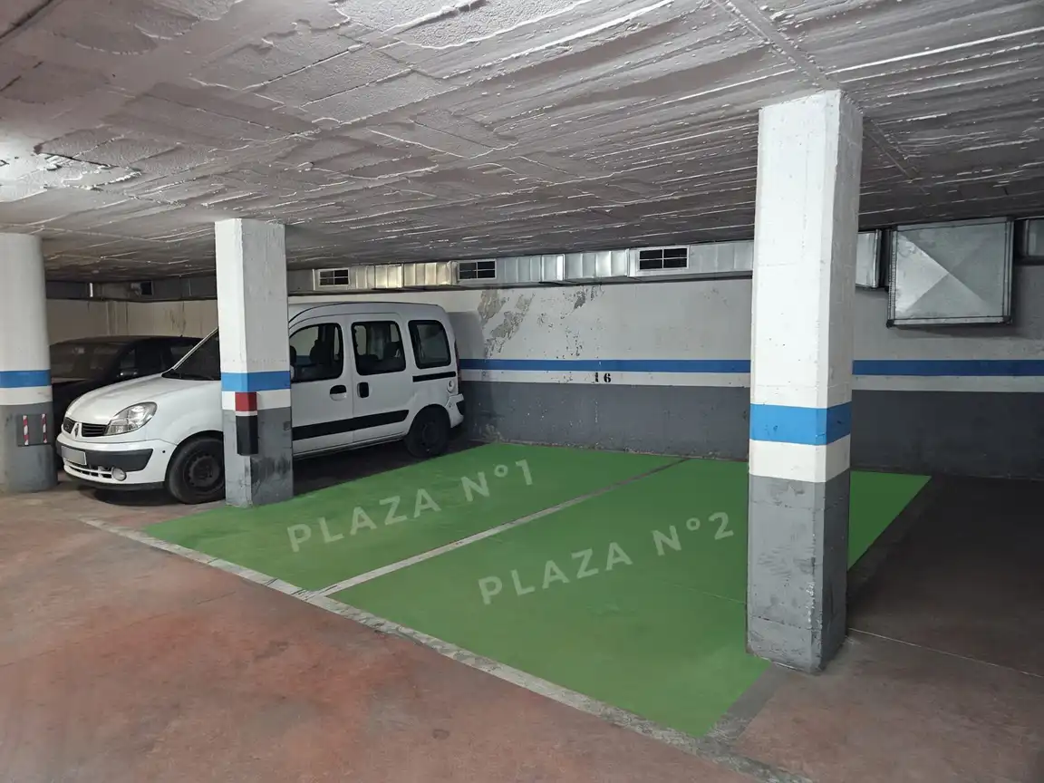 Parking de Dúplex de alquiler en Sant Just Desvern con Aire acondicionado, Calefacción y Jardín privado