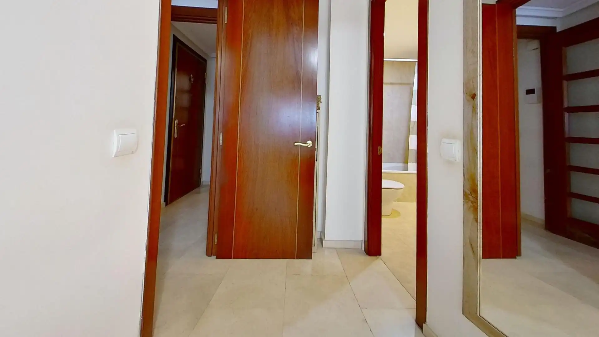 Wohnung zum Verkauf in Valencia mit Klimaanlage, Privatgarten und Terrasse
