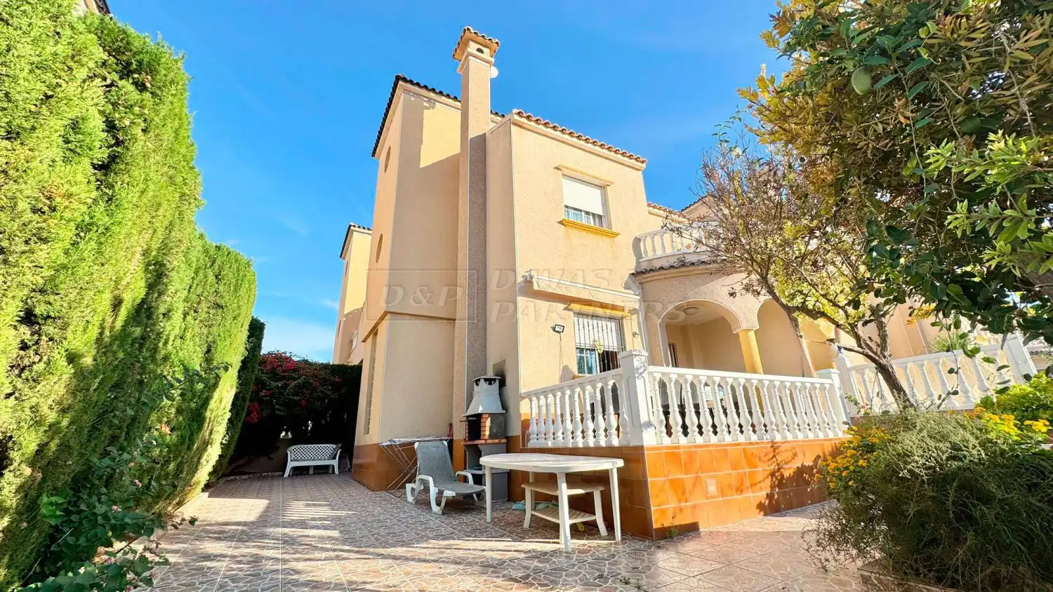Vista exterior de Casa adosada en venda en Orihuela amb Jardí privat, Terrassa i Piscina comunitària