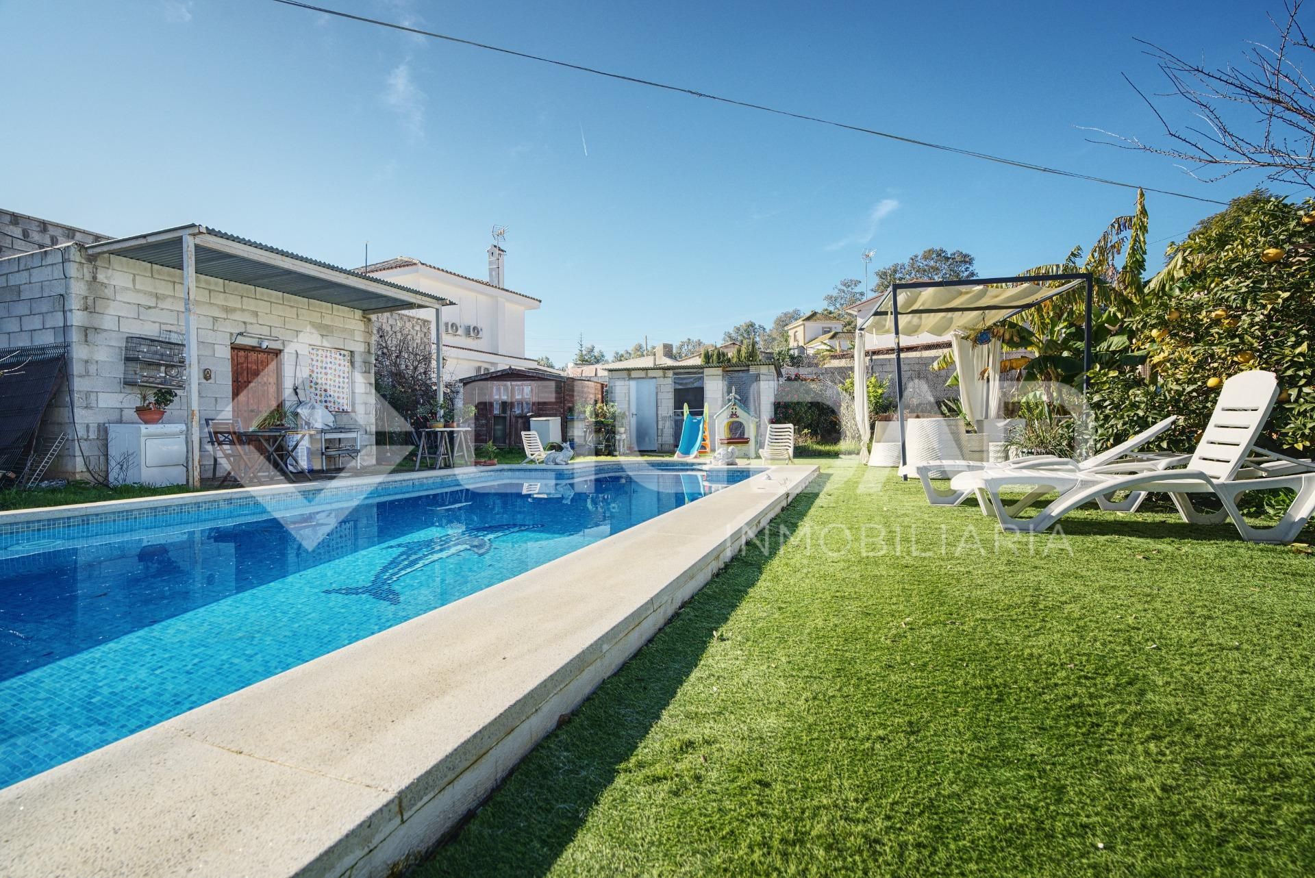 Piscina de Casa o xalet en venda en La Puebla del Río amb Aire condicionat, Jardí privat i Terrassa