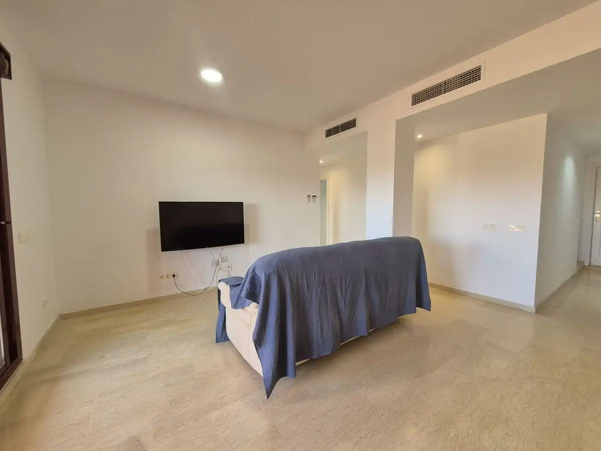 Wohnzimmer von Dachboden zum Verkauf in Manilva mit Klimaanlage, Heizung und Terrasse