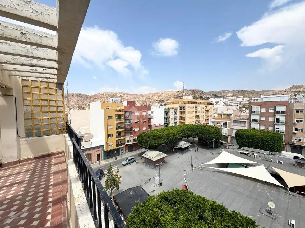 Vista exterior de Pis en venda en Almería amb Terrassa i Balcó
