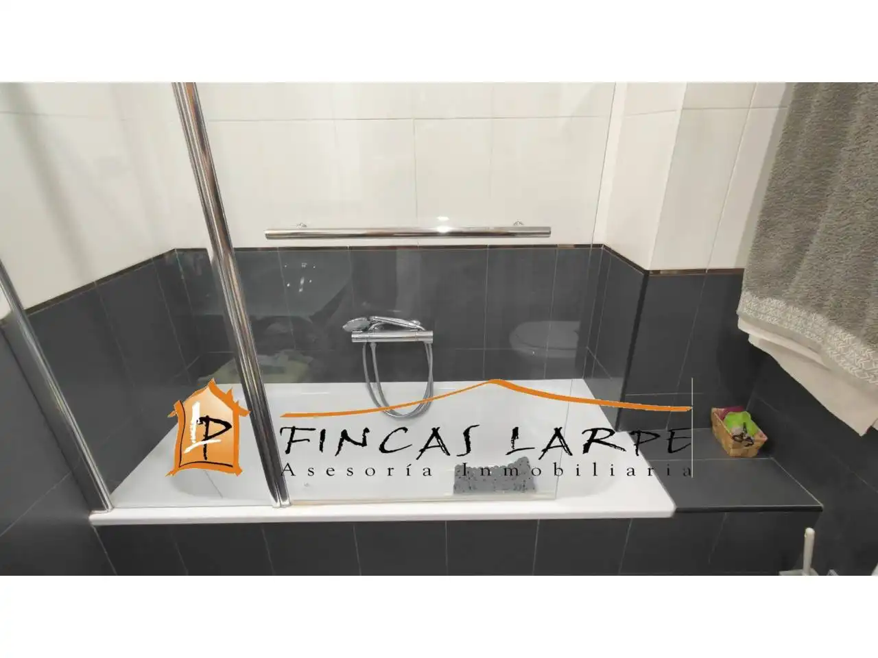 Badezimmer von Wohnung zum Verkauf in Gelida mit Klimaanlage, Heizung und Parkett
