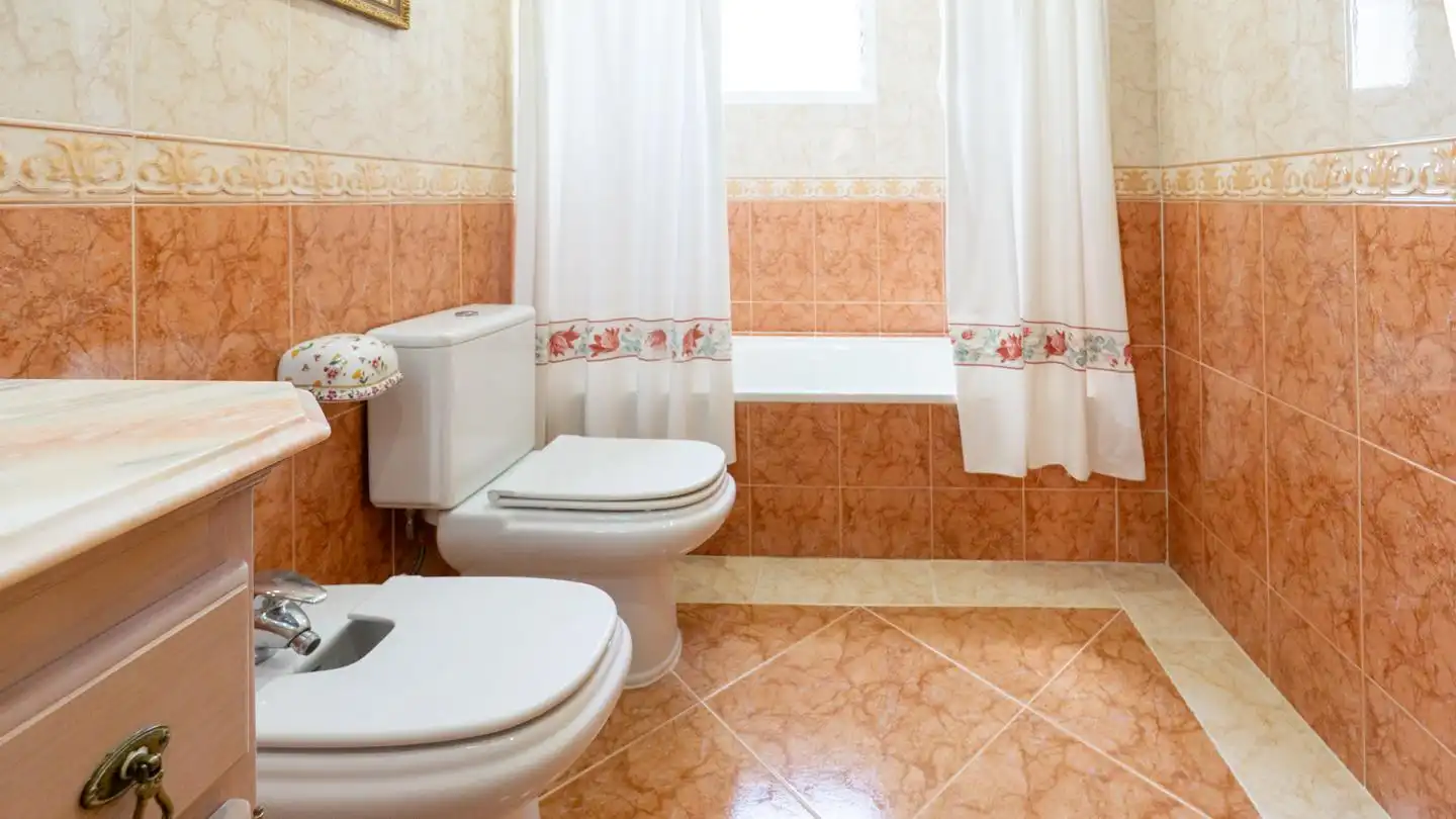 Bany de Casa o xalet en venda en Elche / Elx amb Aire condicionat, Jardí privat i Terrassa