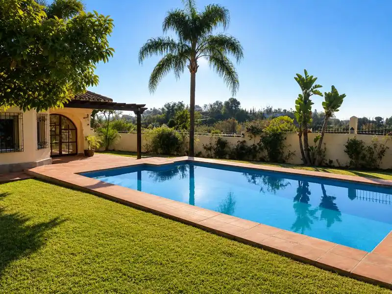 Chalet con piscina en venta en Selwo, imagen 3