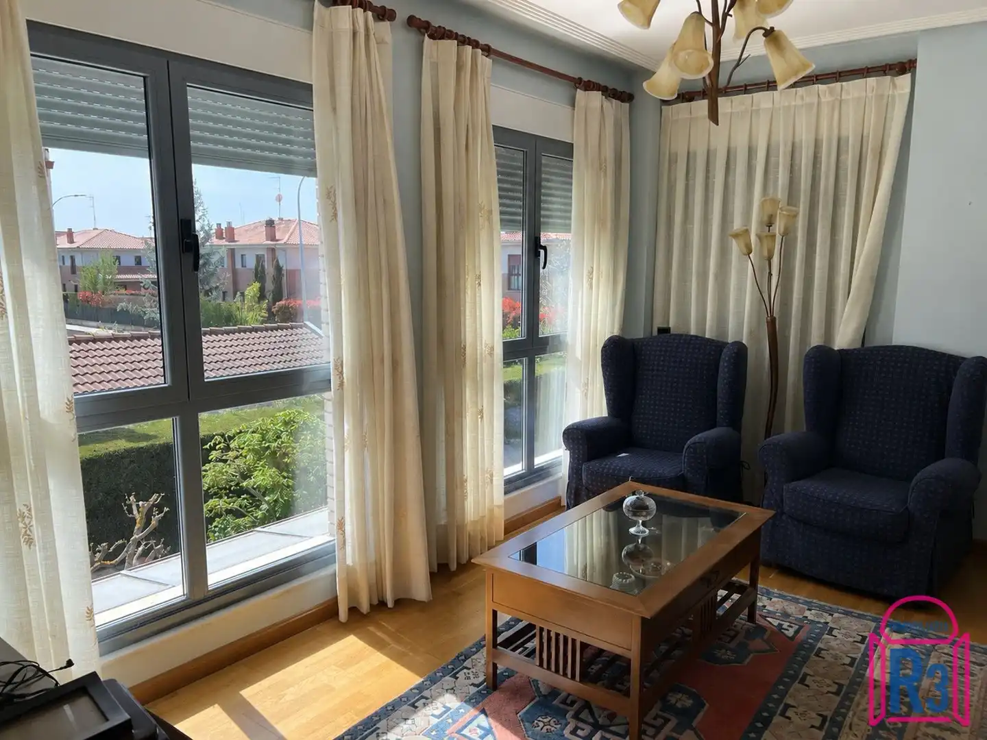 Sala d'estar de Casa o xalet en venda en León Capital  amb Calefacció