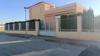 Vista exterior de Casa o xalet en venda en Manzanares amb Terrassa, Piscina i Balcó