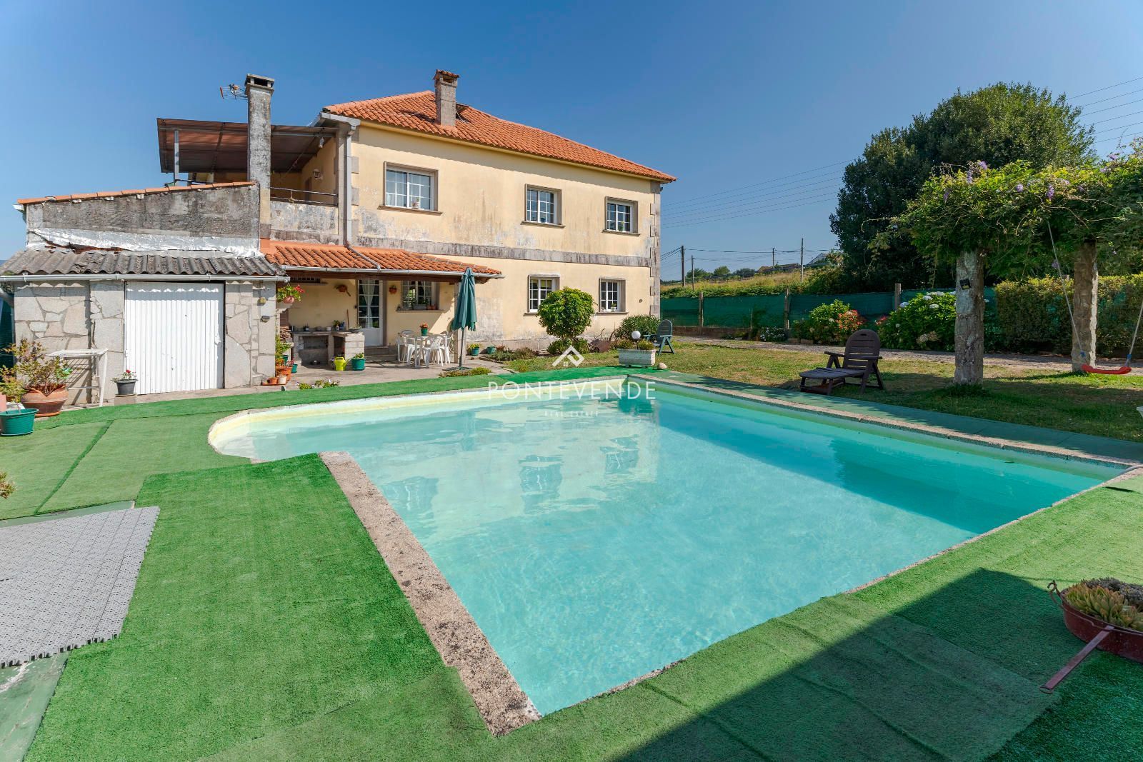 Exterior view of House or chalet for sale in Pontevedra Capital   with Heating, Terrace and Storage room