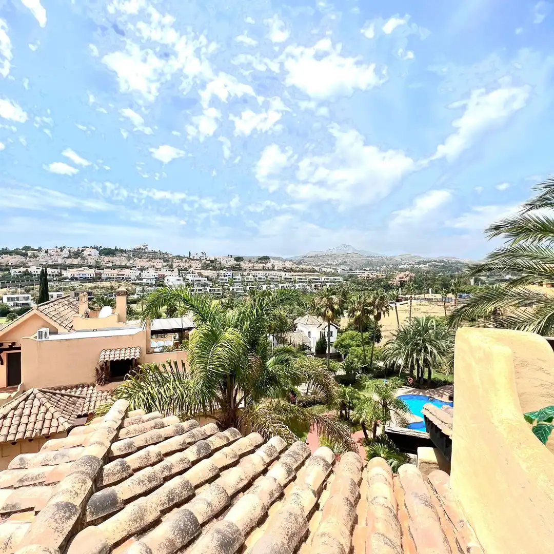 Außenansicht von Dachboden zur Miete in Estepona mit Klimaanlage, Terrasse und Schwimmbad
