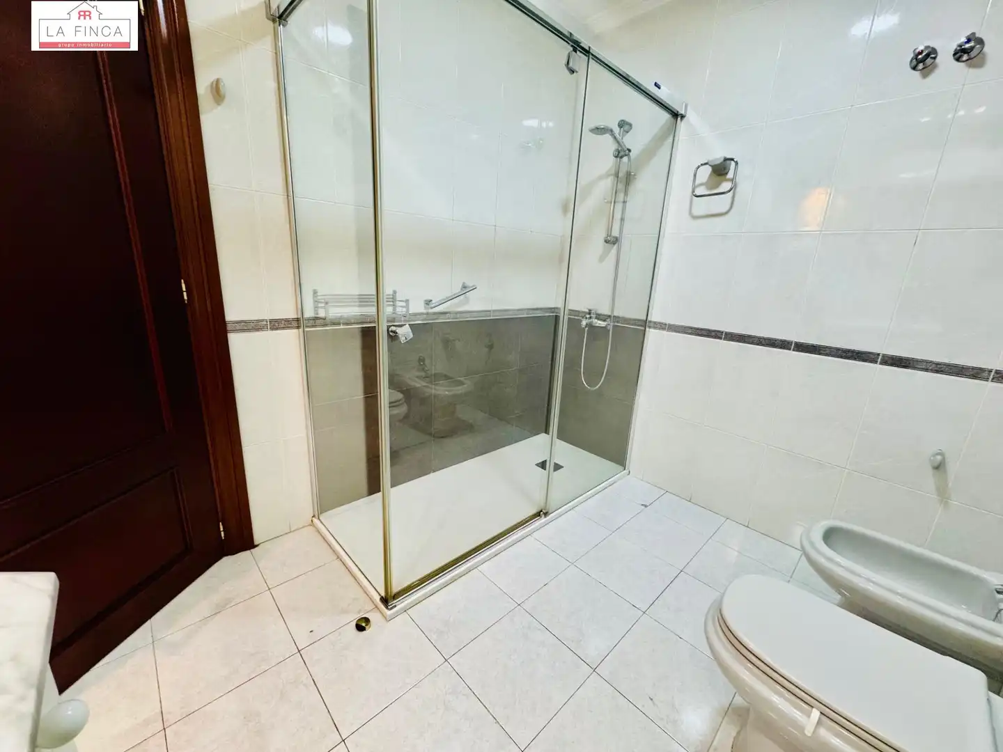 Bathroom of Flat for sale in Málaga  with Air Conditioner and Parquet flooring