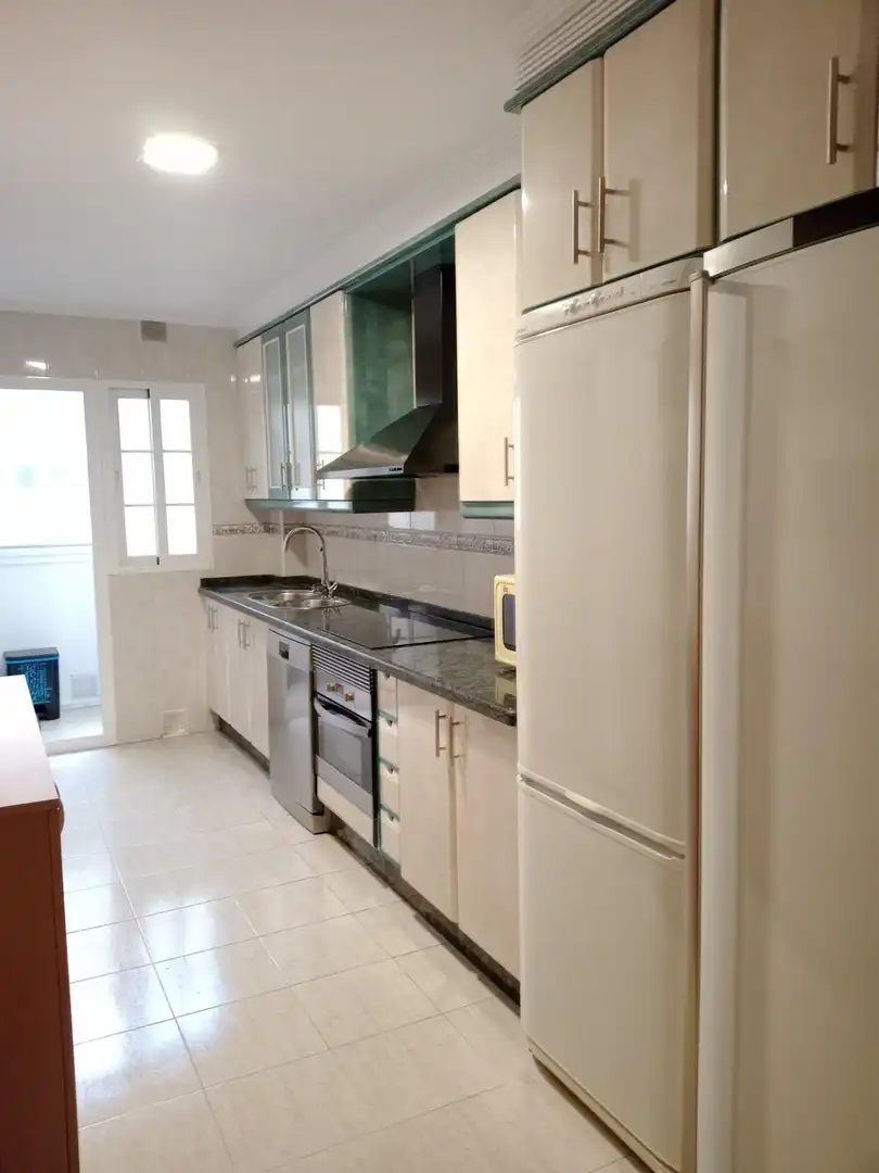 Cuina de Pis de lloguer en Motril amb Aire condicionat, Moblat i Balcó