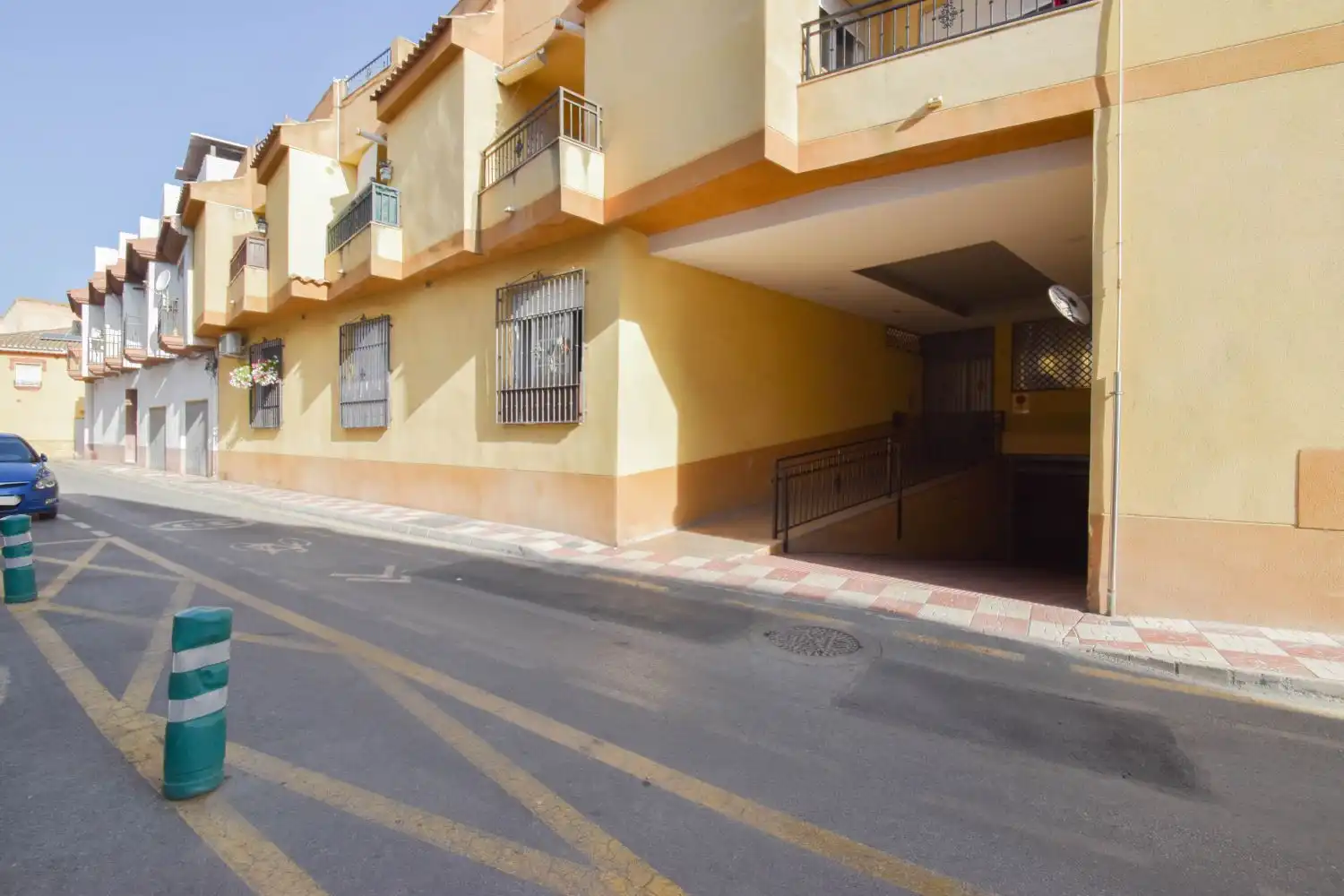 Vista exterior de Dúplex en venta en Cúllar Vega con Terraza, Trastero y Amueblado