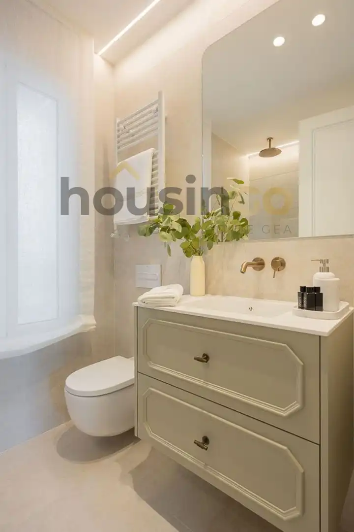 Bathroom of Flat for sale in Madrid  with Air Conditioner, Heating and Parquet flooring