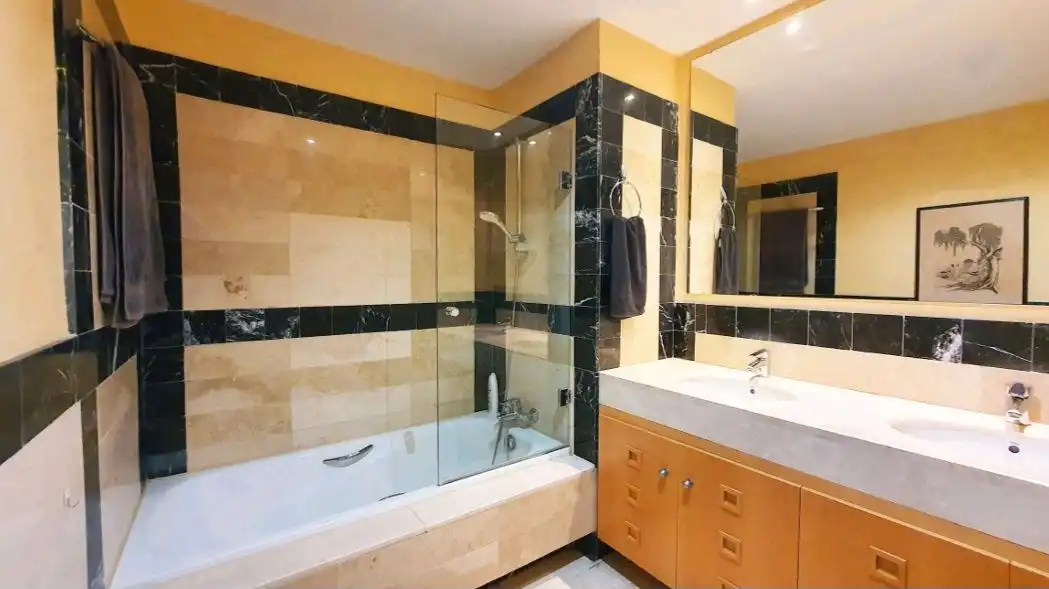 Badezimmer von Dachboden zum Verkauf in Mijas mit Terrasse, Abstellraum und Schwimmbad