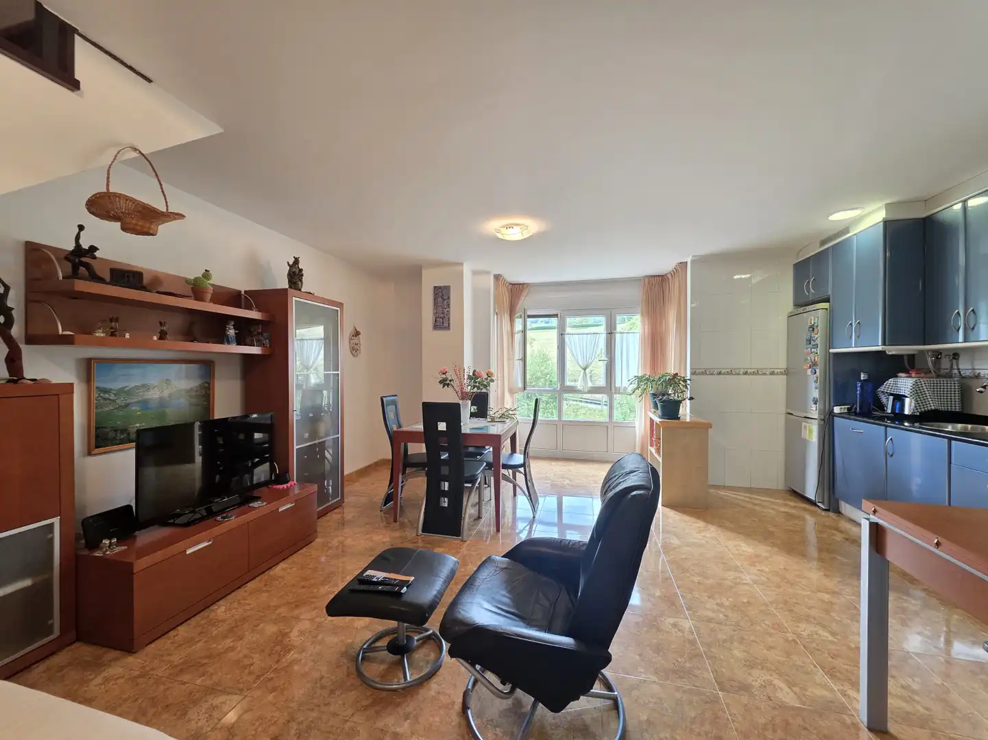 Wohnzimmer von Wohnung zur Miete in Nava mit Heizung