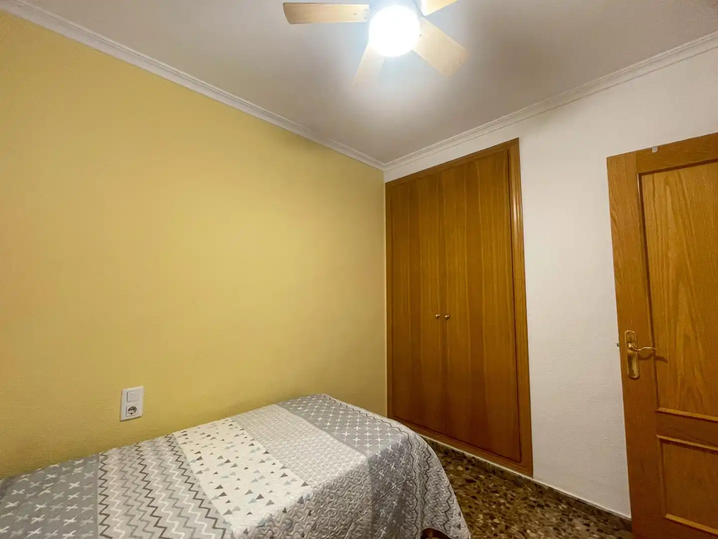 Habitación de Piso para compartir en Moncada con Amueblado y Balcón