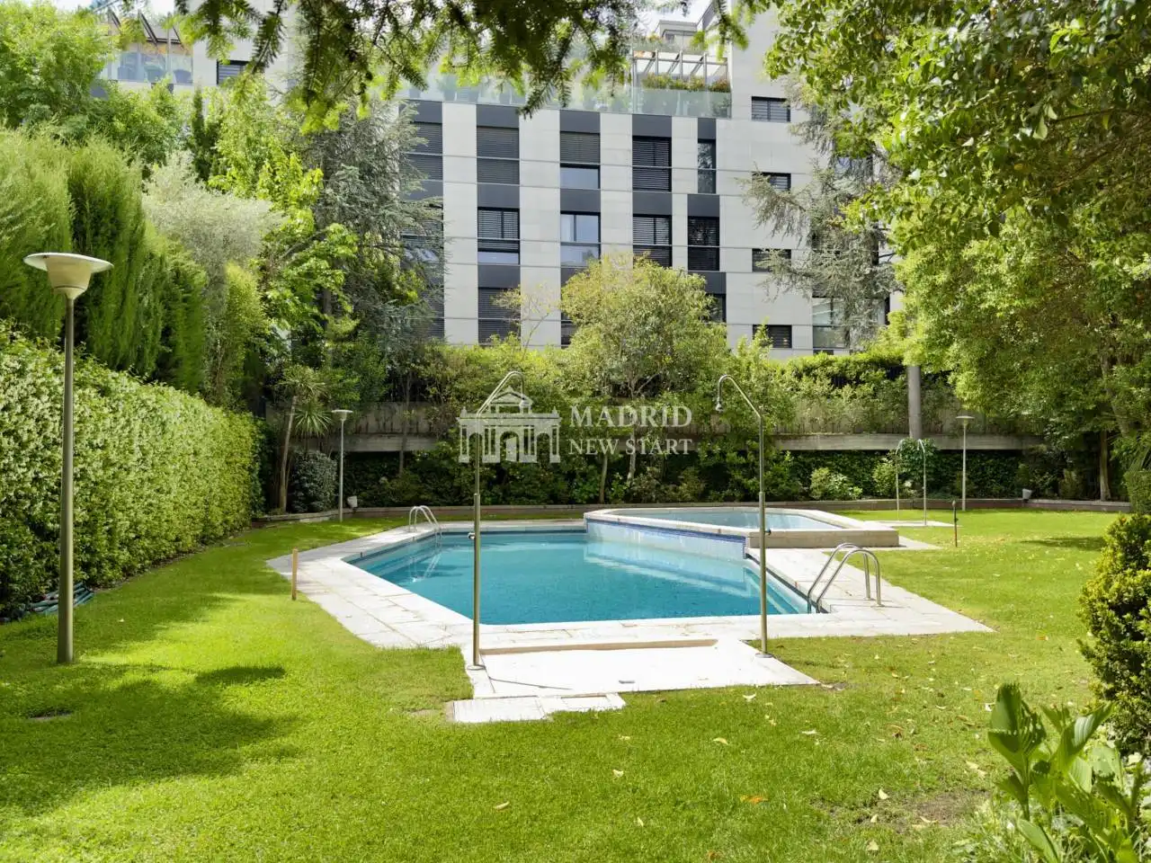 Jardín de Dúplex de alquiler en Madrid con Aire acondicionado, Calefacción y Amueblado
