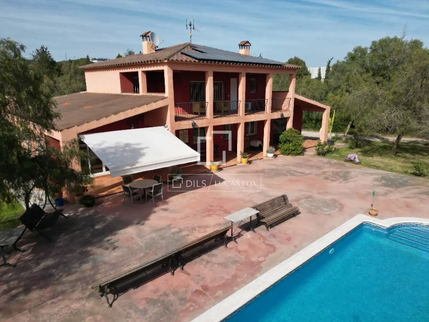 Vista exterior de Finca rústica en venda en Vilanova i la Geltrú amb Aire condicionat, Calefacció i Jardí privat