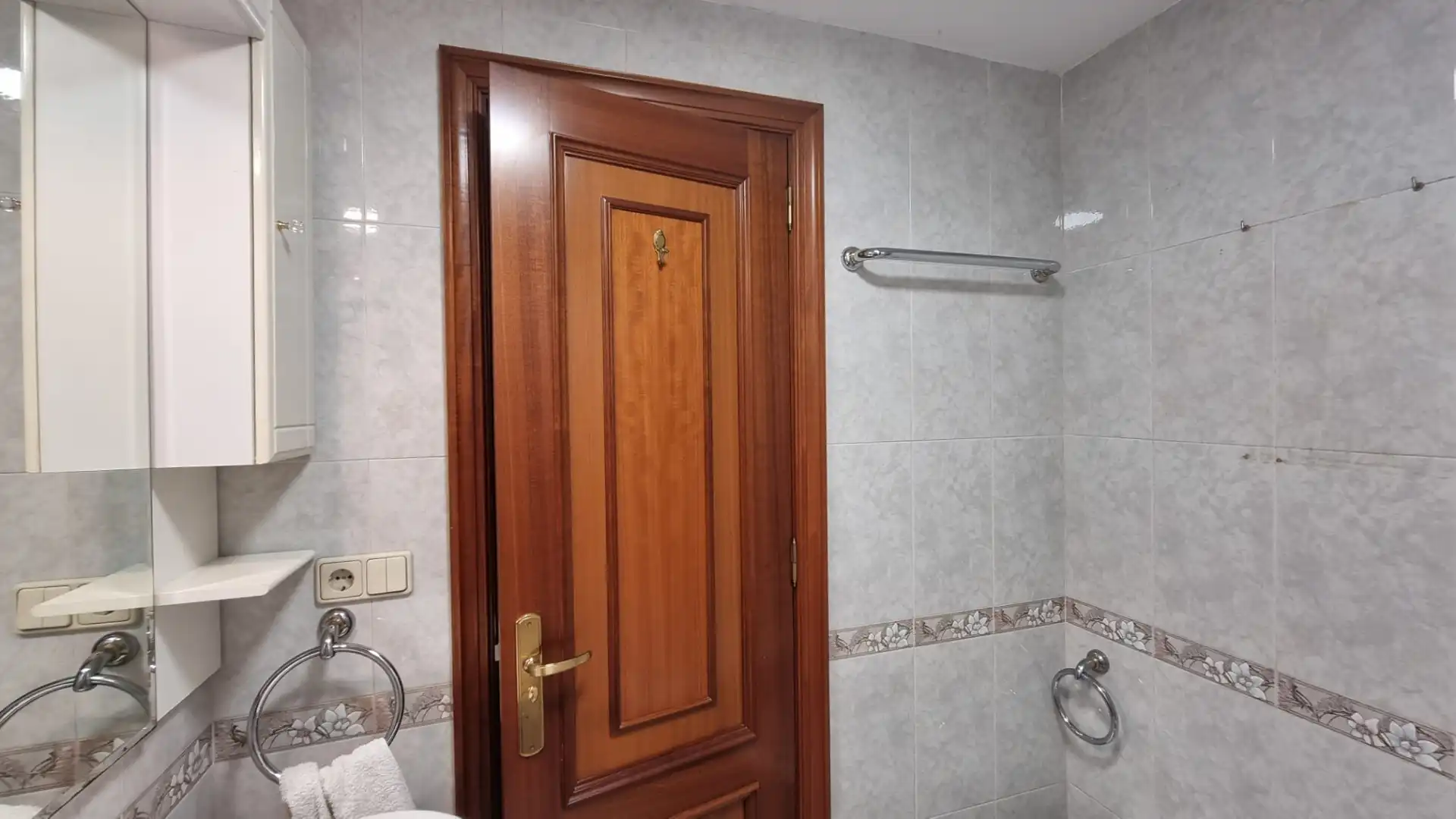 Bathroom of Flat for sale in Vigo   with Parquet flooring and Storage room
