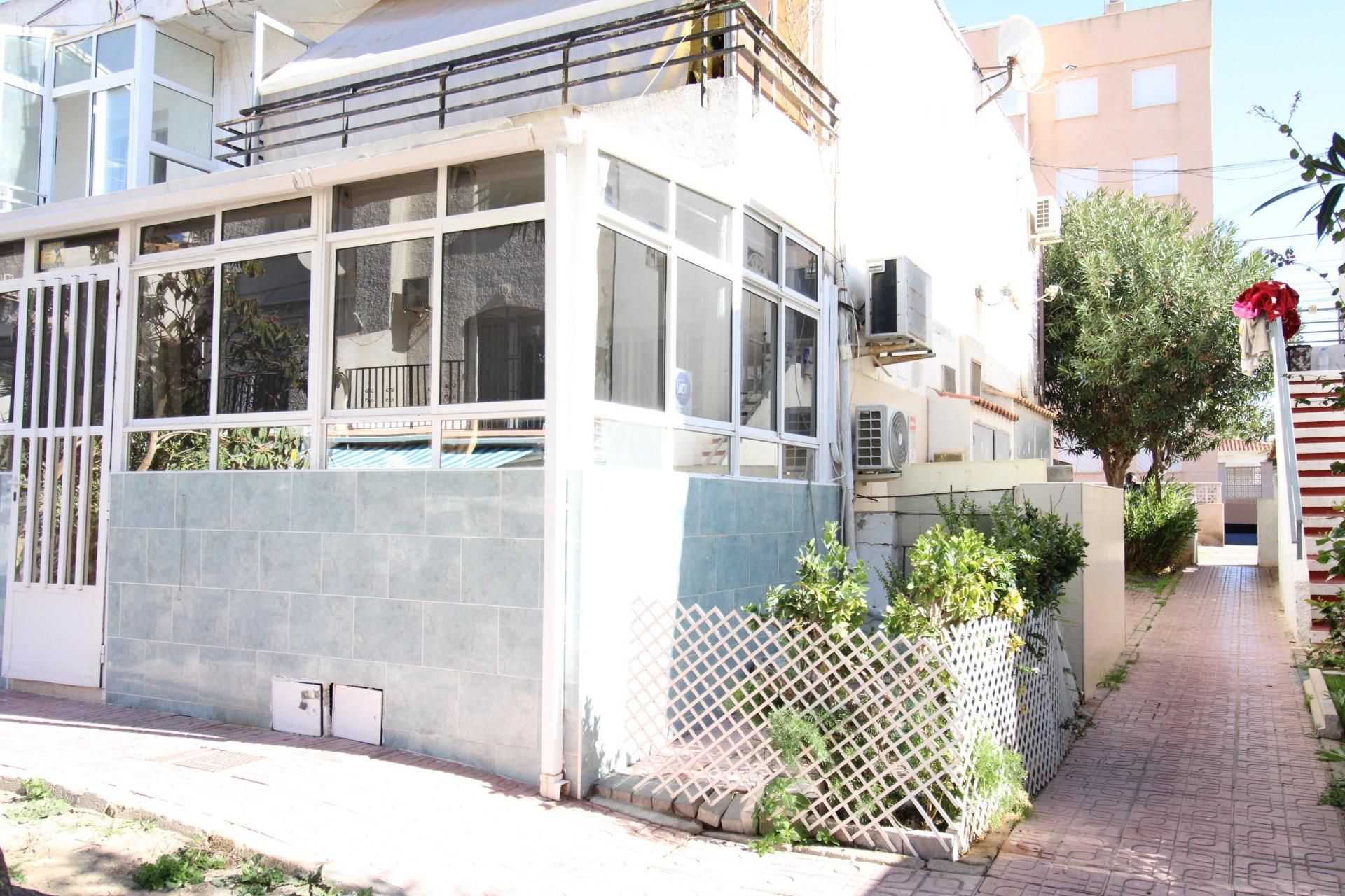 Vista exterior de Casa o chalet en venta en Torrevieja con Jardín privado y Terraza