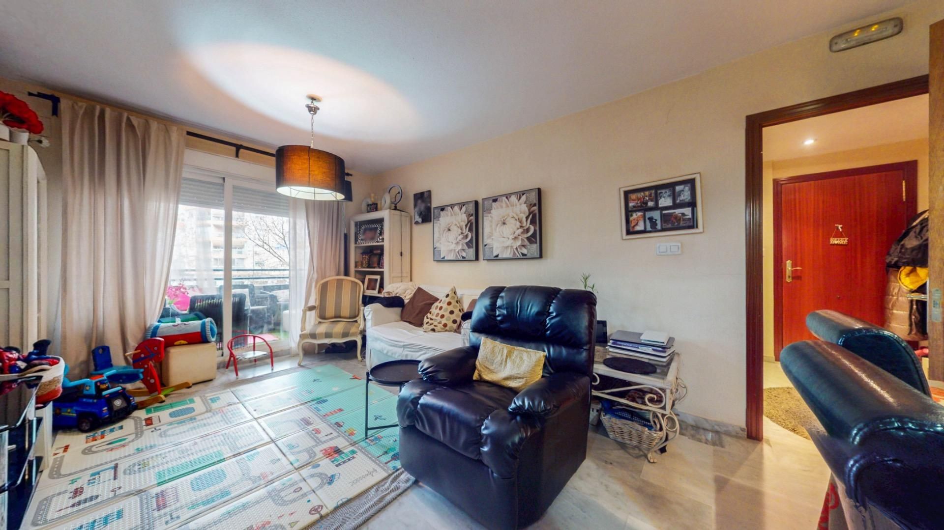 Sala d'estar de Pis en venda en Marbella amb Aire condicionat, Calefacció i Jardí privat