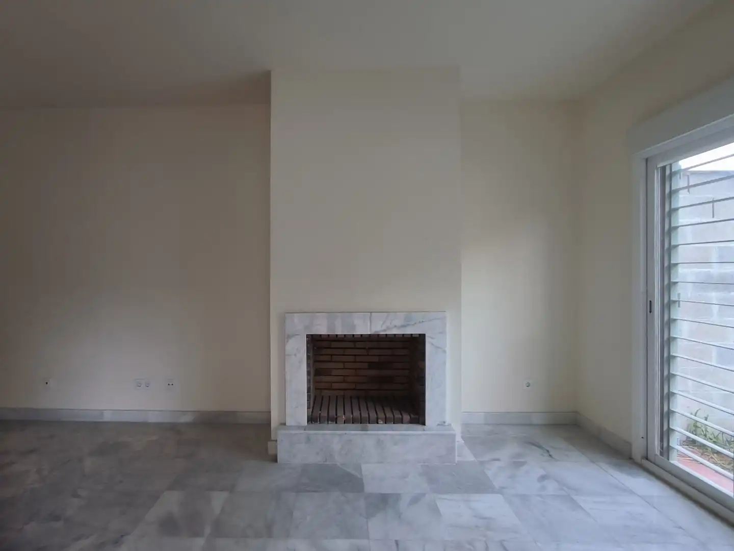 Casa adosada en venta en Espartinas con Terraza