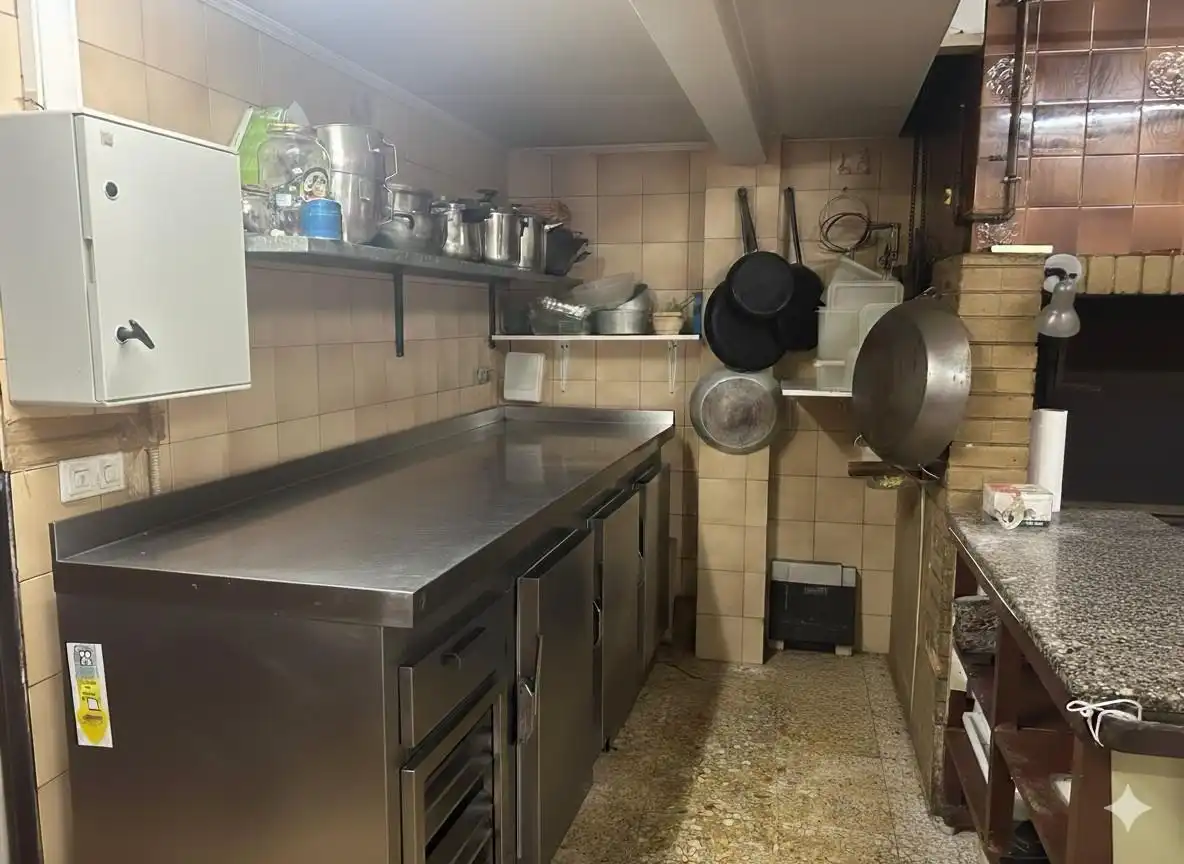 Cuina de Local en venda en Teo amb Aire condicionat i Moblat