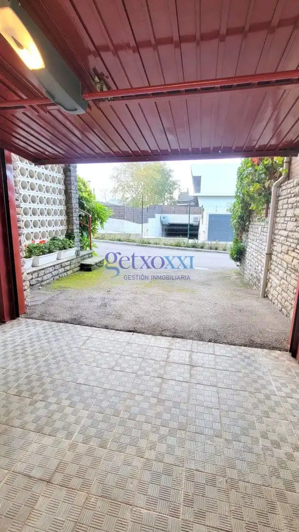 Vista exterior de Casa adosada en venda en Leioa amb Calefacció, Jardí privat i Terrassa