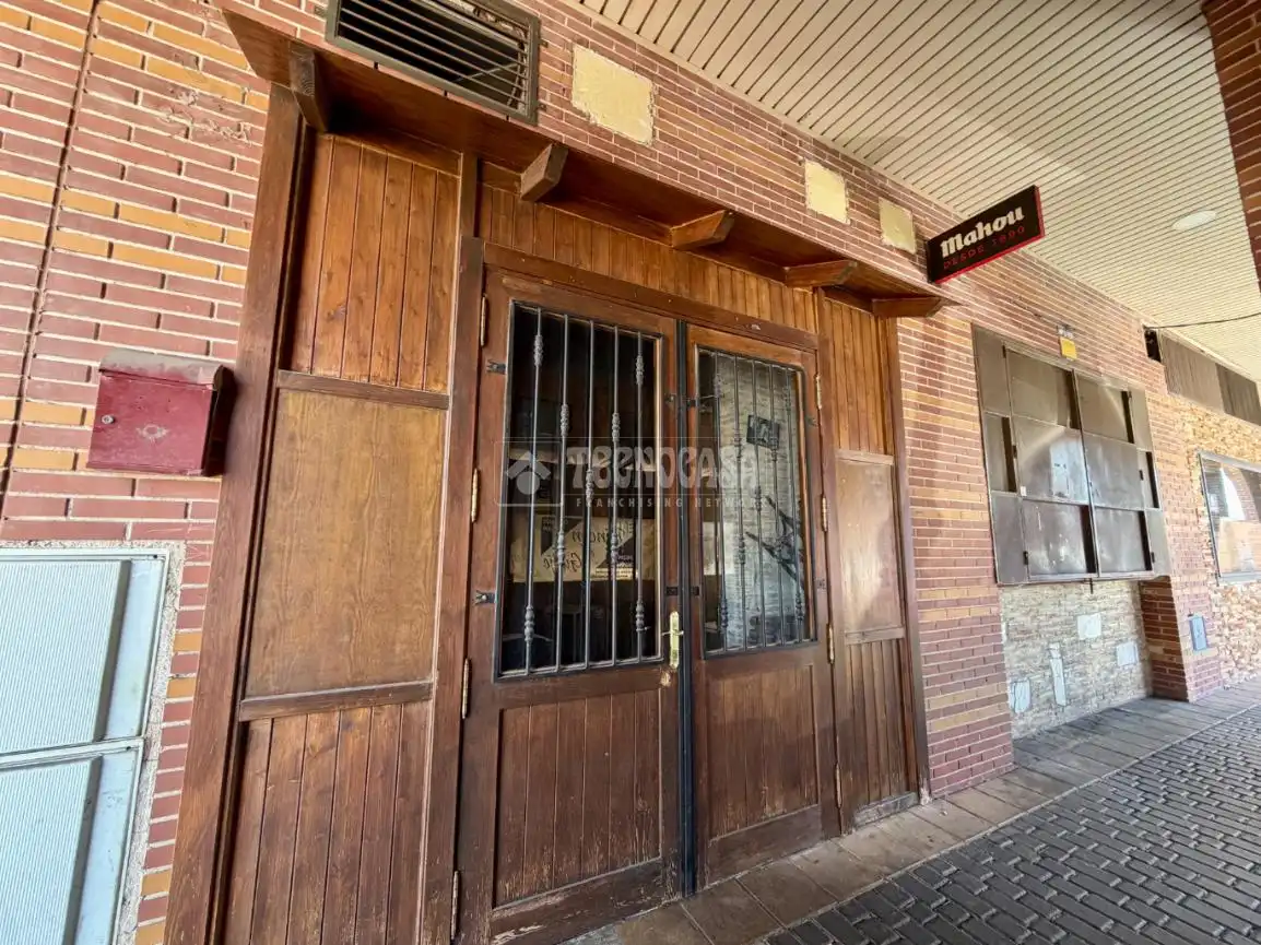 Vista exterior de Local en venda en Villanueva de la Torre amb Aire condicionat, Calefacció i Terrassa