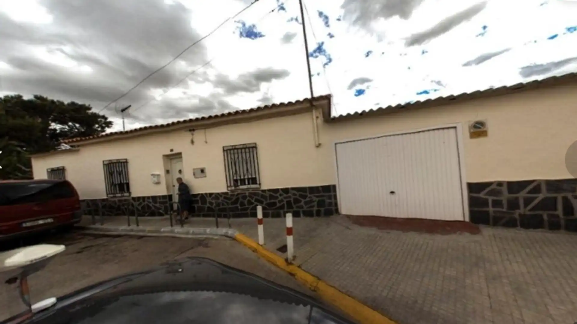 Außenansicht von Einfamilien-Reihenhaus zum Verkauf in Montserrat mit Abstellraum