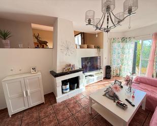 Sala d'estar de Casa adosada en venda en San Roque